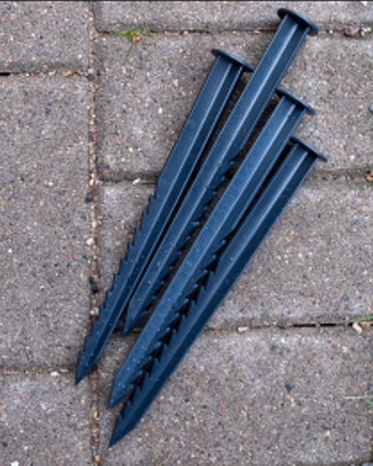 Mustad sakilised plastikust kinnitusvaiad aeda